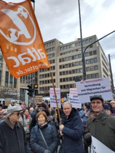 Attac Fahne, Schilder "Vermögen besteuern statt REchtsruck befeuern"
