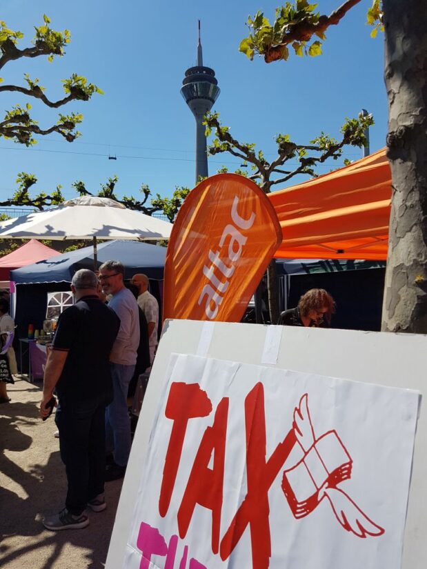 Attac-Stand beim 1. Mai mit Fernsehturm im Hintergrund