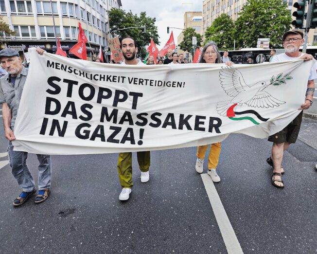 Transparent "Stoppt das Massaker in Gaza!"