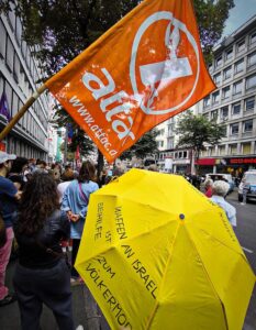 Attac-Fahne auf Demonstration