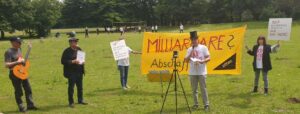 Attac-Aktive vor Transparent "Milliardäre? Abschaffen!