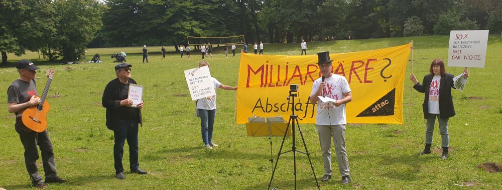 Attac-Aktive vor Transparent "Milliardäre? Abschaffen!