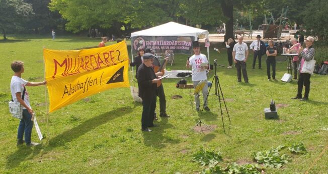 Attac-Aktive vor Transparent "Milliardäre? Abschaffen!