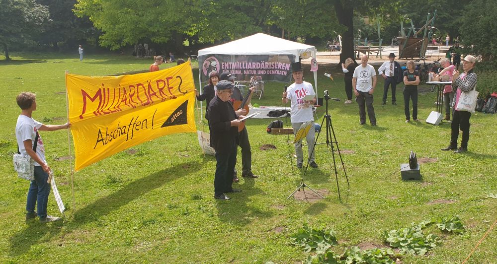 Attac-Aktive vor Transparent "Milliardäre? Abschaffen!