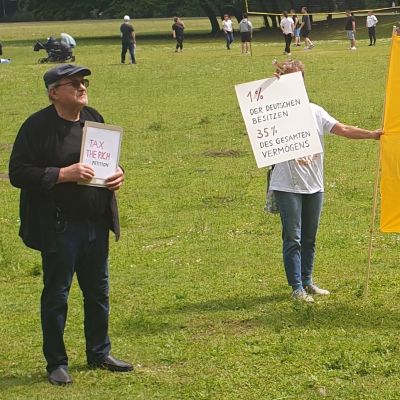 Tax the Rich - Performance und Unterschriften auf der Ballonwiese