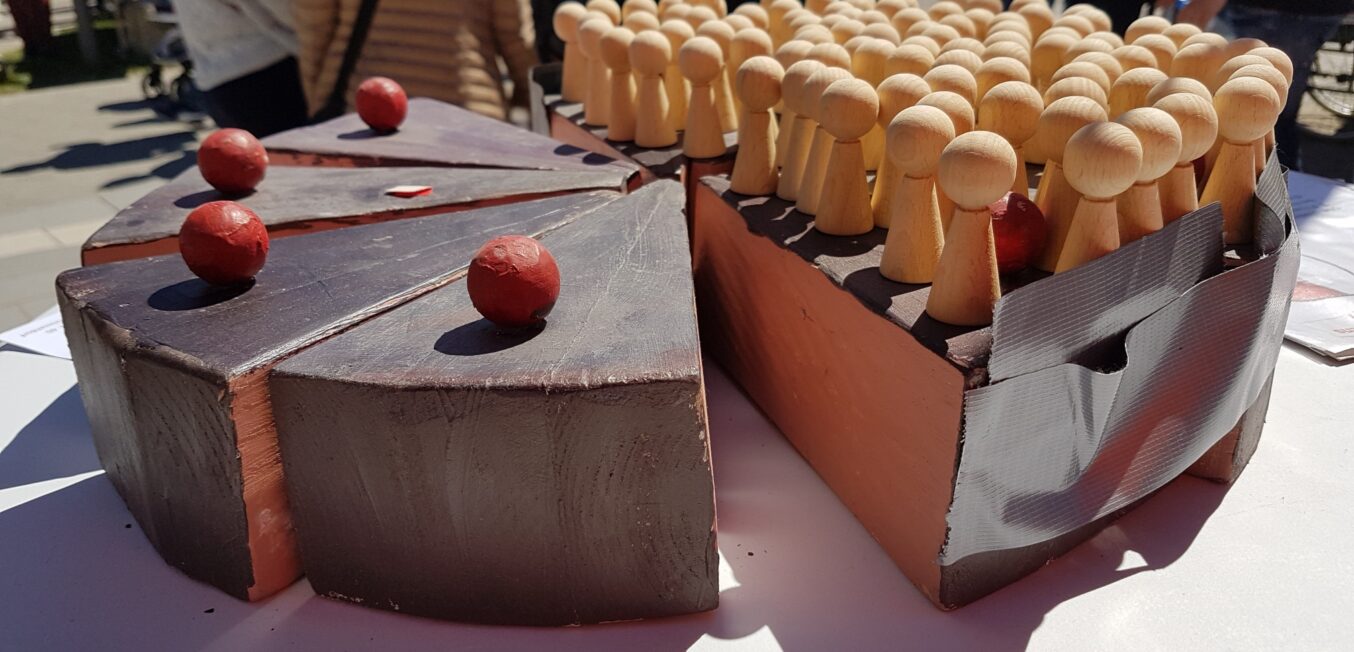 Kuchen aus Holz mit Männchen darauf