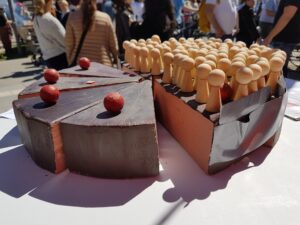 Kuchen aus Holz mit Männchen darauf