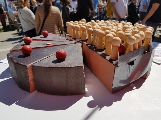 Kuchen aus Holz mit Männchen darauf