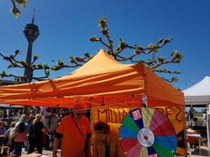 Attac-Stand, im Hintergrund der Rheinturm