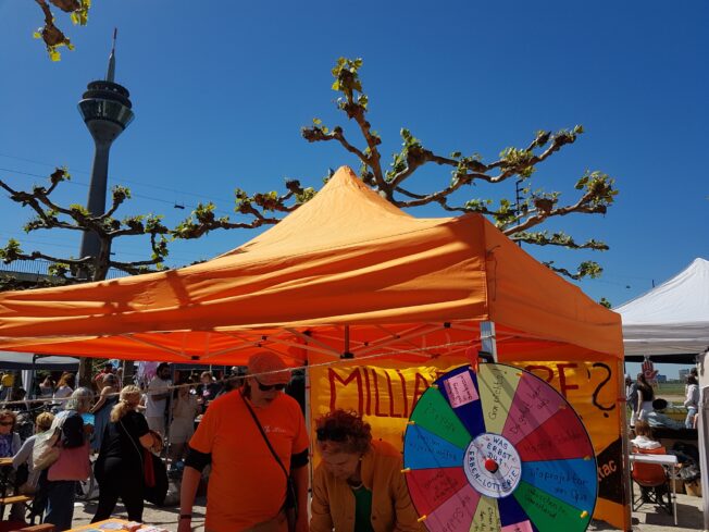 Attac-Stand, im Hintergrund der Rheinturm