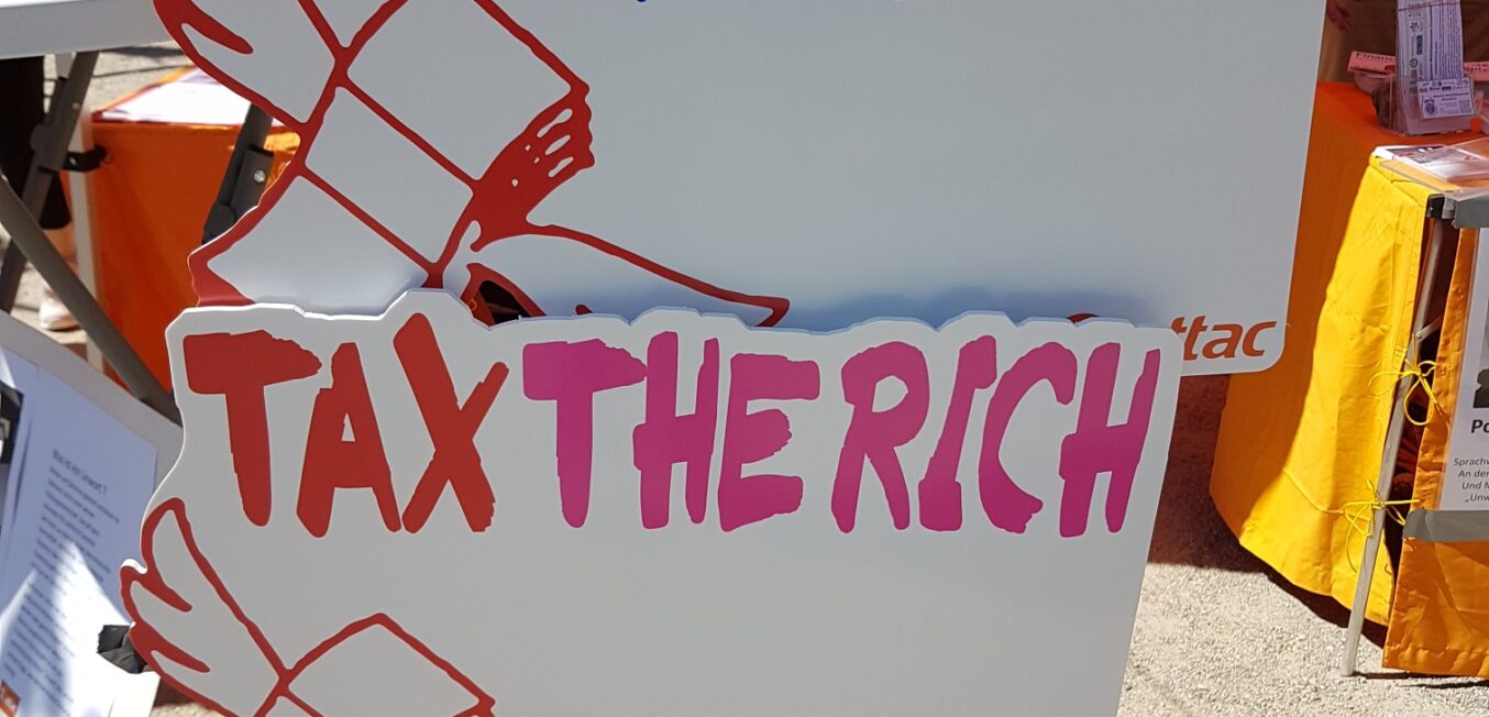 Schilder "Tax the Rich"