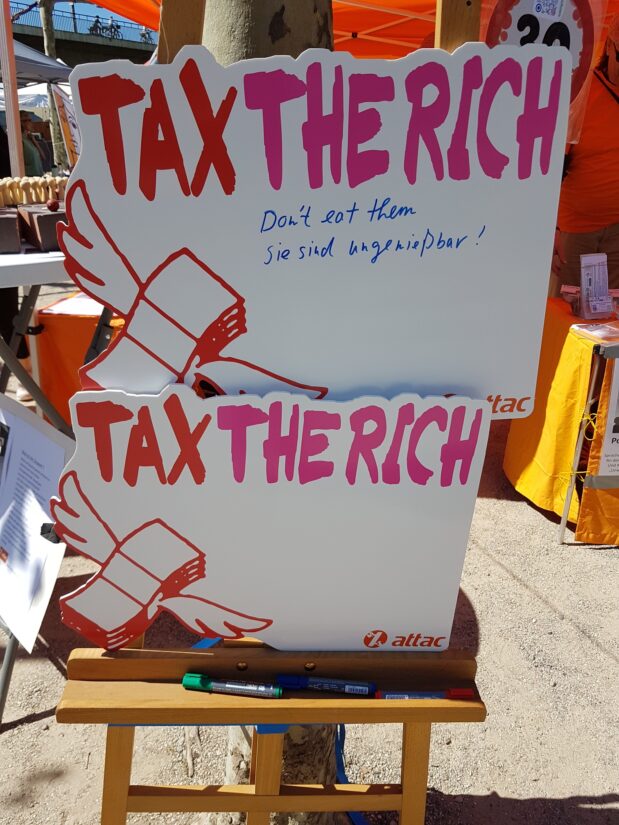 Schilder "Tax the Rich"